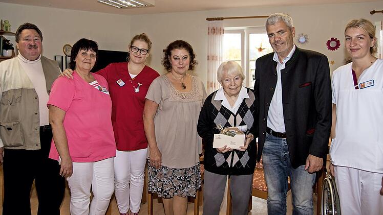 Zum Gratulieren gekommen waren neben den Verwandten die Pflegerinnen und Bürgermeister Bernhard Storath (2.v.r.). Foto: Hartmut Klamm