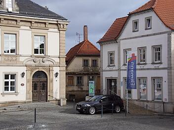 Fast ein wenig verschämt duckt sich die seit Jahrzehnten leer stehende Bäckerei Reuther zwischen Rathaus (links) und Ritz (rechts). Hier soll nächstes Jahr das neue Standesamt der Stadt Eltmann entstehen.  Sabine Weinbeer