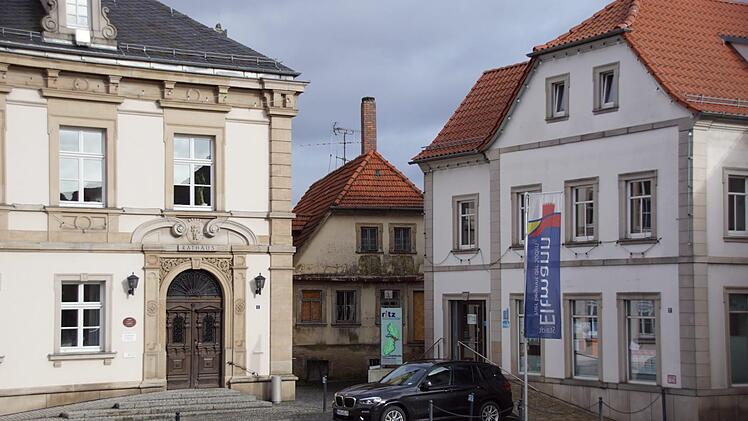 Fast ein wenig verschämt duckt sich die seit Jahrzehnten leer stehende Bäckerei Reuther zwischen Rathaus (links) und Ritz (rechts). Hier soll nächstes Jahr das neue Standesamt der Stadt Eltmann entstehen.  Sabine Weinbeer