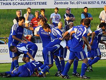 Gejubelt hat André Meyer während seiner Zeit als Amateurkicker in der Regional-, Bayern-, Landes-, Bezirks- oder Kreisliga jede Menge. Egal ob beim VfL Frohnlach (links/Meyer ganz unten), beim FC Coburg (Mitte/u.a. mit Lars Scheler und David Reich) oder beim TSV Mönchröden, als er mit seinem langjährigen Freund Paul Scheller für Furore sorgte. Fotos: CT-Archiv