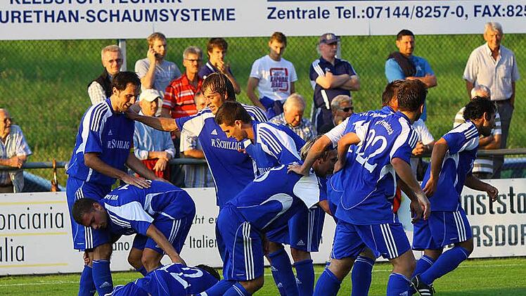 Gejubelt hat André Meyer während seiner Zeit als Amateurkicker in der Regional-, Bayern-, Landes-, Bezirks- oder Kreisliga jede Menge. Egal ob beim VfL Frohnlach (links/Meyer ganz unten), beim FC Coburg (Mitte/u.a. mit Lars Scheler und David Reich) oder beim TSV Mönchröden, als er mit seinem langjährigen Freund Paul Scheller für Furore sorgte. Fotos: CT-Archiv