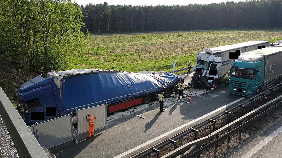 Lastwagen kracht auf A6 in Stauende - Fahrer lebensgefährlich verletzt