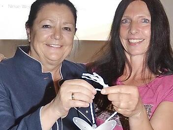 Die Botschafter f&uuml;r das Leben von "Gemeinsam gegen Krebs" sind auch immer zu einen Spa&szlig; aufgelegt - wie Sport geh&ouml;rt auch Lachen zur Therapie. Sportgruppenleiterin Birgit Schmitt (rechts) &uuml;bergab einen indianischen Kopfschmuck an Vorsitzende Martina Stauch und dankte damit f&uuml;r deren Engagement im Kampf gegen Krebs.  Foto: Karl-Heinz Hofmann