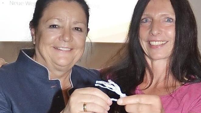 Die Botschafter f&uuml;r das Leben von "Gemeinsam gegen Krebs" sind auch immer zu einen Spa&szlig; aufgelegt - wie Sport geh&ouml;rt auch Lachen zur Therapie. Sportgruppenleiterin Birgit Schmitt (rechts) &uuml;bergab einen indianischen Kopfschmuck an Vorsitzende Martina Stauch und dankte damit f&uuml;r deren Engagement im Kampf gegen Krebs.  Foto: Karl-Heinz Hofmann