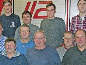 Für vier Jahrzehnte Mitgliedschaft ausgezeichnete Mitglieder ergänzen die junge Führung des Sonnefelder Feuerwehrvereins (von links): vordere Reihe: Petra Höhn, Michael Keilich, Peter Scheler, Wieland Renner, Herbert Höhn, Werner Baierl, Norbert Wurst, Dieter Höhn; hintere Reihe: Adrian Forkel, Vorsitzender Marco Söllner, Felix Höhn, Lukas Bauer.  Foto: Klaus Oelzner
