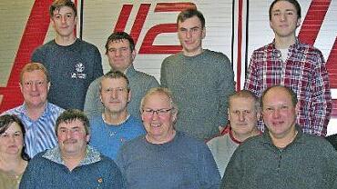 Für vier Jahrzehnte Mitgliedschaft ausgezeichnete Mitglieder ergänzen die junge Führung des Sonnefelder Feuerwehrvereins (von links): vordere Reihe: Petra Höhn, Michael Keilich, Peter Scheler, Wieland Renner, Herbert Höhn, Werner Baierl, Norbert Wurst, Dieter Höhn; hintere Reihe: Adrian Forkel, Vorsitzender Marco Söllner, Felix Höhn, Lukas Bauer.  Foto: Klaus Oelzner
