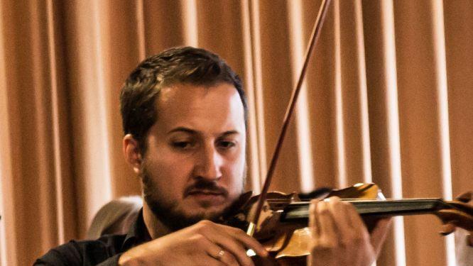 Für Generalmusikdirektor Roland Kluttig wird die Konzert-Saison 2019/2020 zur Abschieds-Saison am Landestheater. Die Mehrzahl der Solisten bei den Sinfoniekonzerten stammt aus den Reihen des Philharmonischen Orchesters: Martin Emmerich interpretiert das Violinkonzert von Igor Strawinsky.Foto: Archiv/Jochen Berger