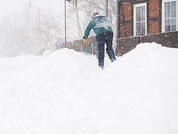 Starker Schneefall: Experte warnt vor einstürzenden Dächern in Bayern - das solltet ihr jetzt beachten