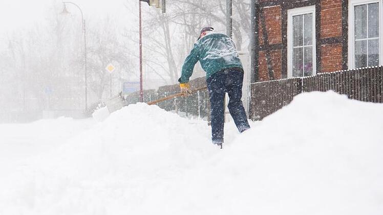 Starker Schneefall: Experte warnt vor einstürzenden Dächern in Bayern - das solltet ihr jetzt beachten
