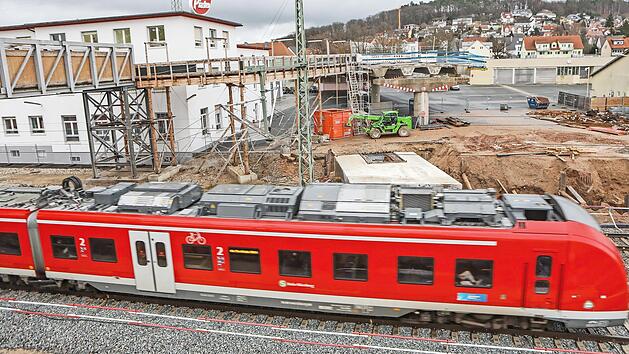 Wo in Forchheim einmal die Piastenbrücke war, steht jetzt nur noch eine Behelfsbrücke.