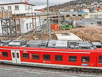 Wo in Forchheim einmal die Piastenbrücke war, steht jetzt nur noch eine Behelfsbrücke.