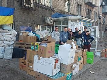 Eines der Freiwilligen-Teams in der Ukraine verteilt   die Güter von drei Lkw an die verschiedenen Stationen.  Foto: Ganna Kravchenko
