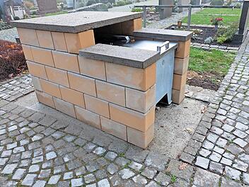 Die Wasserentnahmestelle am Friedhof Thundorf wurde vom Außen- in den Innenbereich verlegt. Laut Bürgermeisterin Dekant sind noch kleinere Arbeiten notwendig.