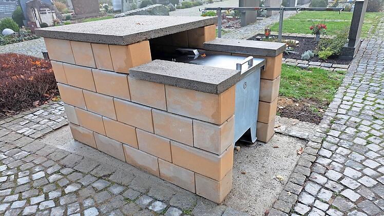 Die Wasserentnahmestelle am Friedhof Thundorf wurde vom Außen- in den Innenbereich verlegt. Laut Bürgermeisterin Dekant sind noch kleinere Arbeiten notwendig.