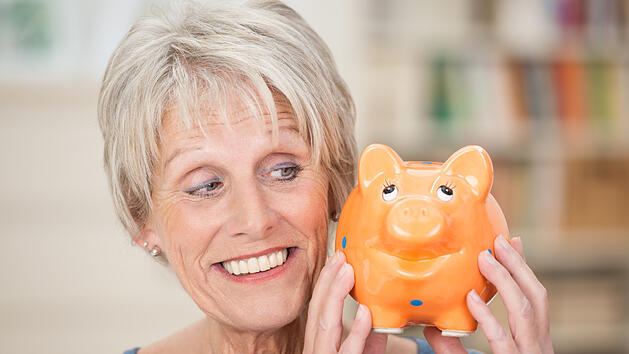 Rentner, Sparen, Sparschwein, Rente, Rentenausweis