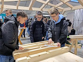 An der Mitmachstation der Zimmerer erprobten die Sch&uuml;ler ihr handwerkliches Geschick.