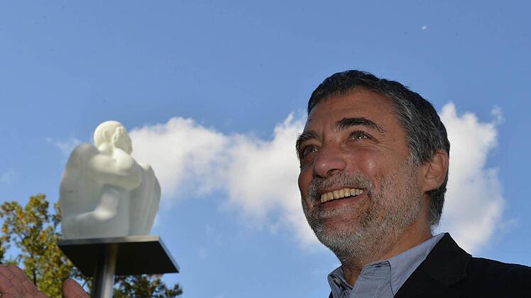 Der spanische  Bildhauer Jaume  Plensa hat für die 7. Skulpturenschau in der Welterbestadt  die "eight poets in Bamberg" geschaffen. Das Foto zeigt ihn  an  seinem  Kunstwerk auf dem  Schönleinsplatz.   Alle Fotos: Ronald  Rinklef
