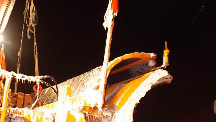 Langsam wurde das Schild abgelassen und anschließend auf der Ladefläche festgezurrt. Fotos: Marco Meißner