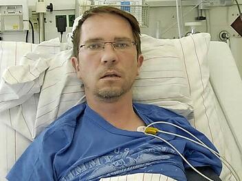 Bewegungsunfähig ans Bett gefesselt: 2010 ist Frank Walther fast vollständig gelähmt. Nur mühsam kann er sprechen, als ein Freund die Situation in einem Kurzvideo festhält. Fotos: privat/BR-Archiv