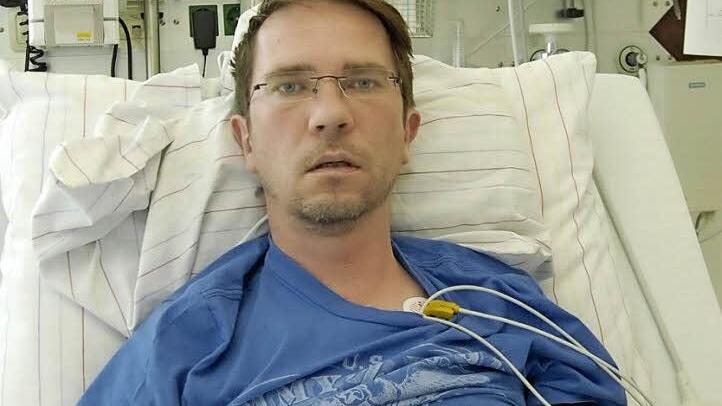 Bewegungsunfähig ans Bett gefesselt: 2010 ist Frank Walther fast vollständig gelähmt. Nur mühsam kann er sprechen, als ein Freund die Situation in einem Kurzvideo festhält. Fotos: privat/BR-Archiv