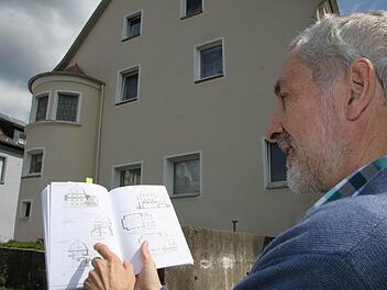 Skizze und Realität: Guido Sauer zeigt Zeichnungen der alten Synagoge. Die besondere Bauweise ist noch heute zu erkennen. Foto: Ulrike Müller