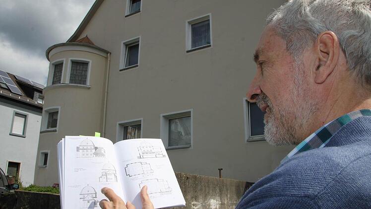 Skizze und Realität: Guido Sauer zeigt Zeichnungen der alten Synagoge. Die besondere Bauweise ist noch heute zu erkennen. Foto: Ulrike Müller