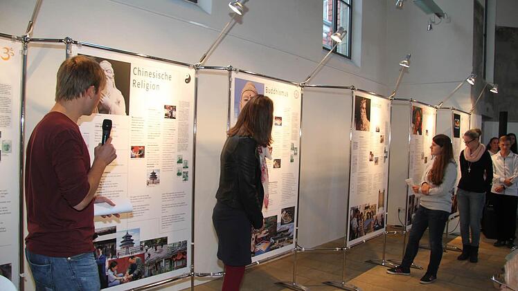 Die Schüler des Frankenwald-Gymnasiums und des Kaspar-Zeuß-Gymnasiums stellten bei der Vernissage die Hauptaussagen der einzelnen Religionen vor.