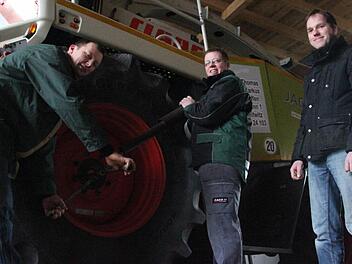 Die jungen Landwirte (v. l.) Markus Köhler, Steffen Weid und Thomas Bauer arbeiten als Team sehr gut zusammen. Nur so können sie auch große Maschinen anschaffen und unterhalten. Foto: Marco Meißner