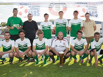 Als Zweitplatzierter beim Bezirksfinale um den Erdinger-Cup hat sich der FC Stockheim mit Trainer Andreas Engel (links stehend) für dem Landesfinale am kommenden Samstag qualifiziert. Foto: Heinrich Weiß