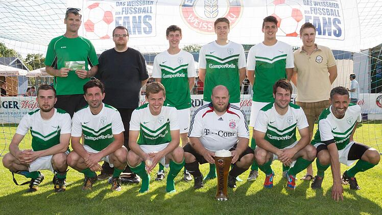 Als Zweitplatzierter beim Bezirksfinale um den Erdinger-Cup hat sich der FC Stockheim mit Trainer Andreas Engel (links stehend) für dem Landesfinale am kommenden Samstag qualifiziert. Foto: Heinrich Weiß