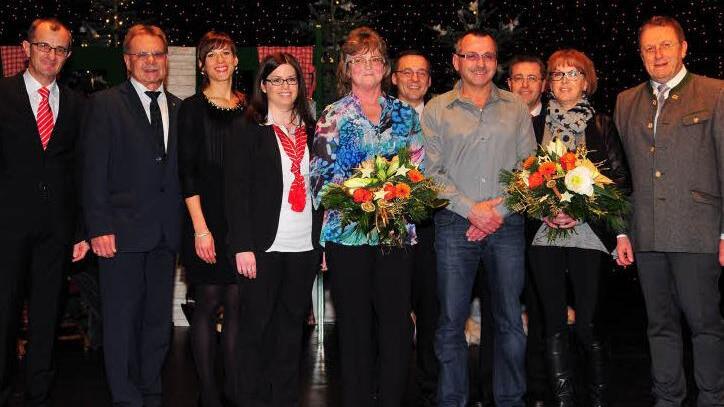 Sparkassenvorstand Harry Weiß, der Kronacher Bürgermeister Wolfgang Beiergrößlein, Kerstin Emrich, Kundenberaterin Jessica Förtsch, Gewinnerin Kathrin Horch, Gebietsdirektor Rainer Strobel, Gewinner Jürgen Hammerschmidt, Kundenberater Martin Ströhlein, Gewinnerin Inge Hammerschmidt und der Kulmbacher OB Henry Schramm (von links).