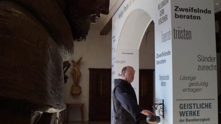 Die Heilige Pforte in der Klosterkirche wird am morgigen Sonntag, 15 Uhr, durch Bischof Friedhelm Hofmann eröffnet. Das Bild zeigt Pater Stanislaus Wentowski, den Guardian des Klosters Kreuzberg, bei der Heiligen Pforte, die er als Einladung an alle Menschen verstanden wissen möchte, sich Gott und dem Glauben neu zu nähern. Foto: Marion Eckert