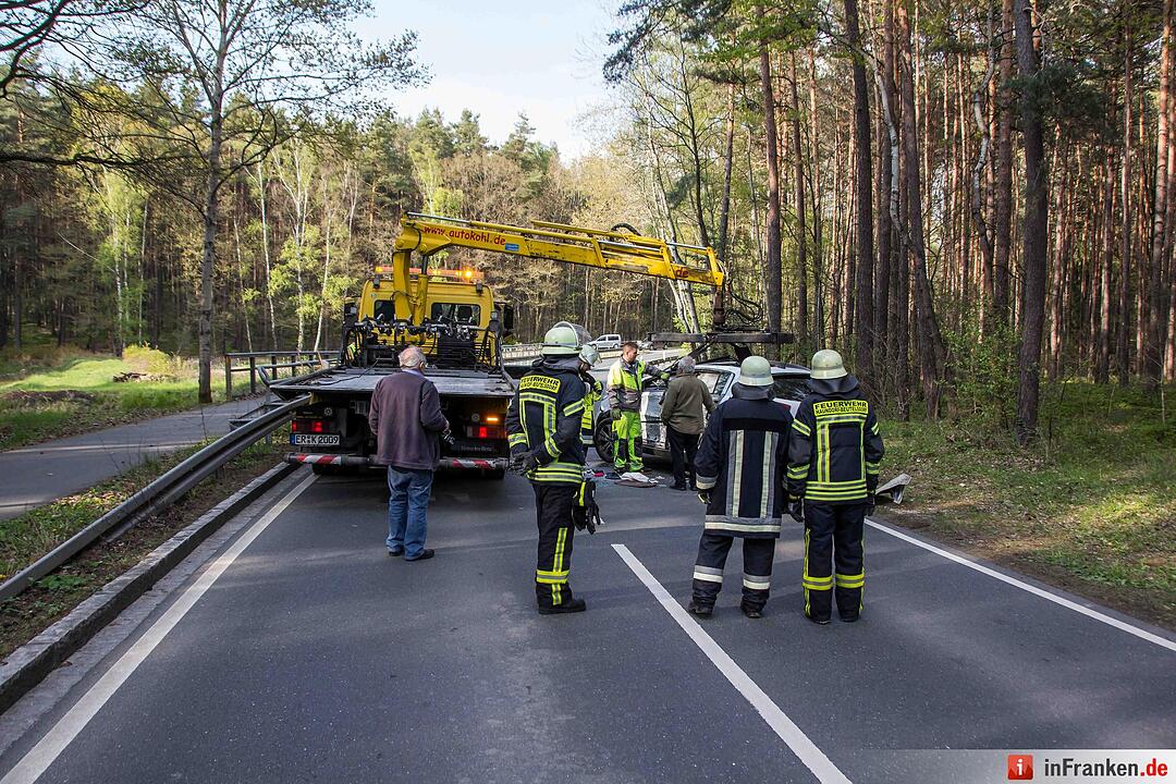 Unfall: Auto gerät bei Beutelsdorf auf Gegenfahrbahn und streift einen Traktor