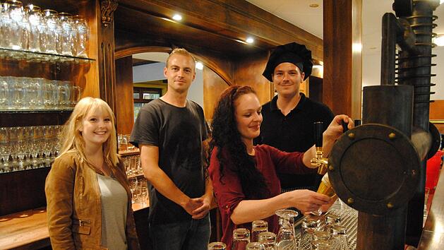 Ins Brauhaus am See in Thulba zieht wieder Leben ein: Lea und Simon Reuter, Franziska Schaller und Andreas Ziller (von links) wollen f&uuml;r die G&auml;ste da sein.  Foto: Wolfgang D&uuml;nnebier