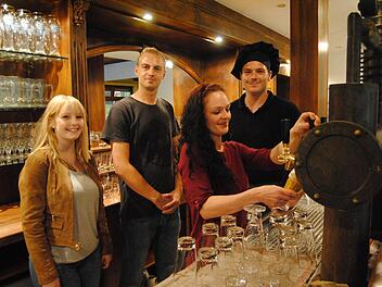 Ins Brauhaus am See in Thulba zieht wieder Leben ein: Lea und Simon Reuter, Franziska Schaller und Andreas Ziller (von links) wollen für die Gäste da sein.  Foto: Wolfgang Dünnebier