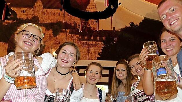 Ein Bild mit Symbolcharakter: Die erste H&auml;lfte der Bierwoche 2017 war in der Regel stimmungsvoll und friedlich. Mit dem Getr&auml;nkeverkauf sind sowohl Bedienungen als auch Festwirte zufrieden.  Foto: Dieter H&uuml;bner