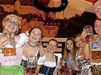 Ein Bild mit Symbolcharakter: Die erste Hälfte der Bierwoche 2017 war in der Regel stimmungsvoll und friedlich. Mit dem Getränkeverkauf sind sowohl Bedienungen als auch Festwirte zufrieden.  Foto: Dieter Hübner