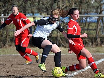 Nicole Mönius (li.) und Ronja Alberth (re.) zitterten sich mit Adelsdorf gegen Schlusslicht Deutenbach zu einem 2:1.  Foto: Picturedreams