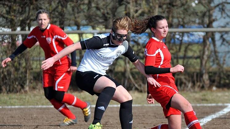 Nicole Mönius (li.) und Ronja Alberth (re.) zitterten sich mit Adelsdorf gegen Schlusslicht Deutenbach zu einem 2:1.  Foto: Picturedreams