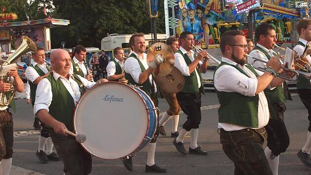 Die Islinger Musikanten zogen mit Pauken und Trompeten auf den Schützenplatz ein. Foto: Alfred Thieret