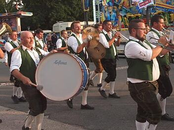 Die Islinger Musikanten zogen mit Pauken und Trompeten auf den Schützenplatz ein. Foto: Alfred Thieret