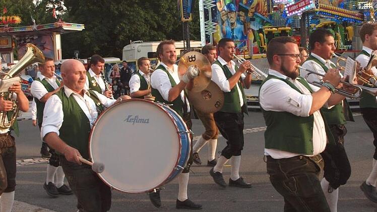 Die Islinger Musikanten zogen mit Pauken und Trompeten auf den Schützenplatz ein. Foto: Alfred Thieret