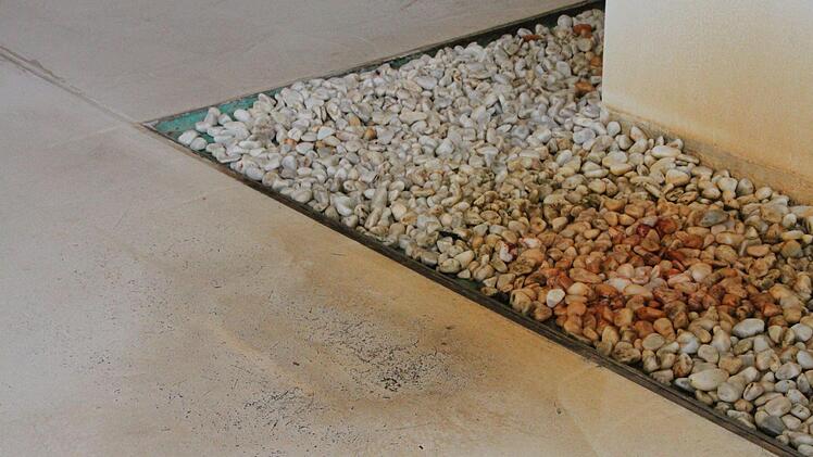 In der Heilquellen-Lounge wird ein neuer Fußboden verlegt. Das Wasser der Heilquellen setzte dem Material zu. Foto: Ulrike Müller