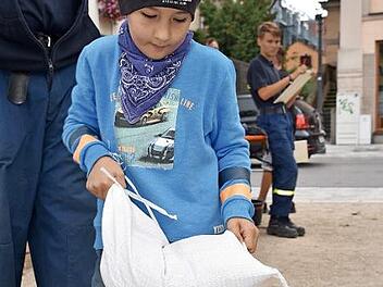 Der siebenjährige Emil schlichtete 18 Sandsäcke um.