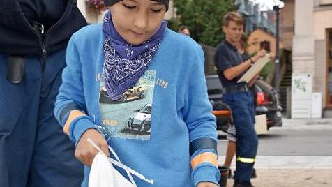 Der siebenjährige Emil schlichtete 18 Sandsäcke um.