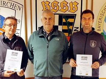 Über die beiden neuen Sportschützen-Trainer (C-Lizenz) der SG Rothenkirchen, Mathias Beetz (links) und Daniel Bergmann (rechts), freute sich Zweiter Schützenmeister Wolfgang Bergmann (Mitte). Foto: K.-H. Hofmann