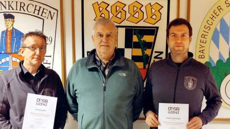 Über die beiden neuen Sportschützen-Trainer (C-Lizenz) der SG Rothenkirchen, Mathias Beetz (links) und Daniel Bergmann (rechts), freute sich Zweiter Schützenmeister Wolfgang Bergmann (Mitte). Foto: K.-H. Hofmann