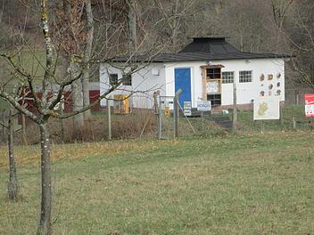 Der Brunnen am alten Pumphaus Aura soll künftig die Bewässerung der SV-Spielfelder übernehmen. Das Vorhaben dotiert auf rund 200 000 Euro.                    Foto: Winfried Ehling
