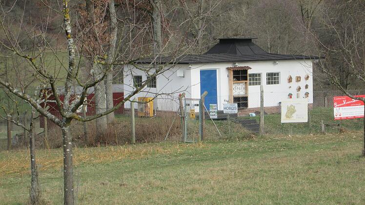Der Brunnen am alten Pumphaus Aura soll künftig die Bewässerung der SV-Spielfelder übernehmen. Das Vorhaben dotiert auf rund 200 000 Euro.                    Foto: Winfried Ehling