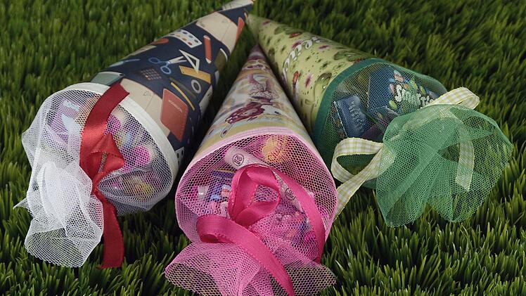 Bunt und prall gefüllt sind die Schultüten bereit für den ersten Schultag.